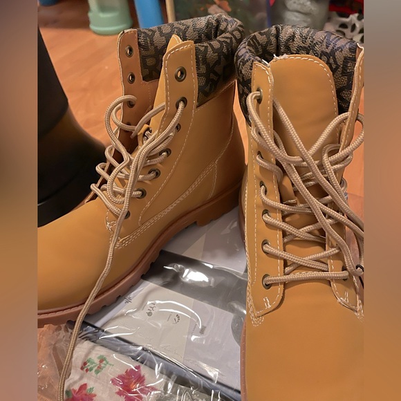 DKNY Men/Women Ankle Tan Boots Lace Up Style With Logo Size US 8 - Picture 2 of 3